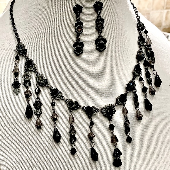 XSOLDX Matching Crystal Necklace & Earrings Set - Picture 2 of 8